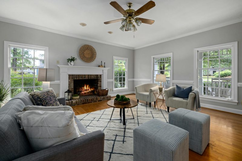 Blog 4 Bright living room with fireplace and modern furniture