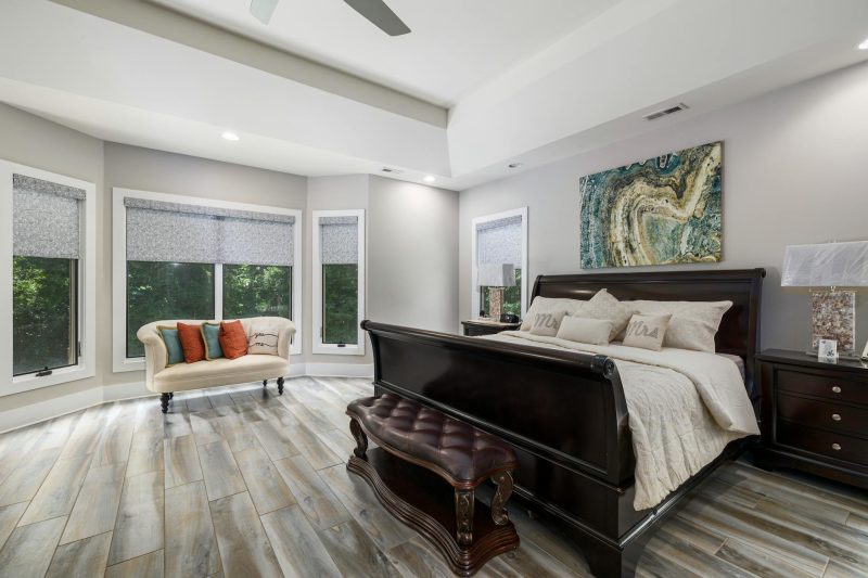 Blog 12 Sophisticated modern bedroom featuring luxurious furniture